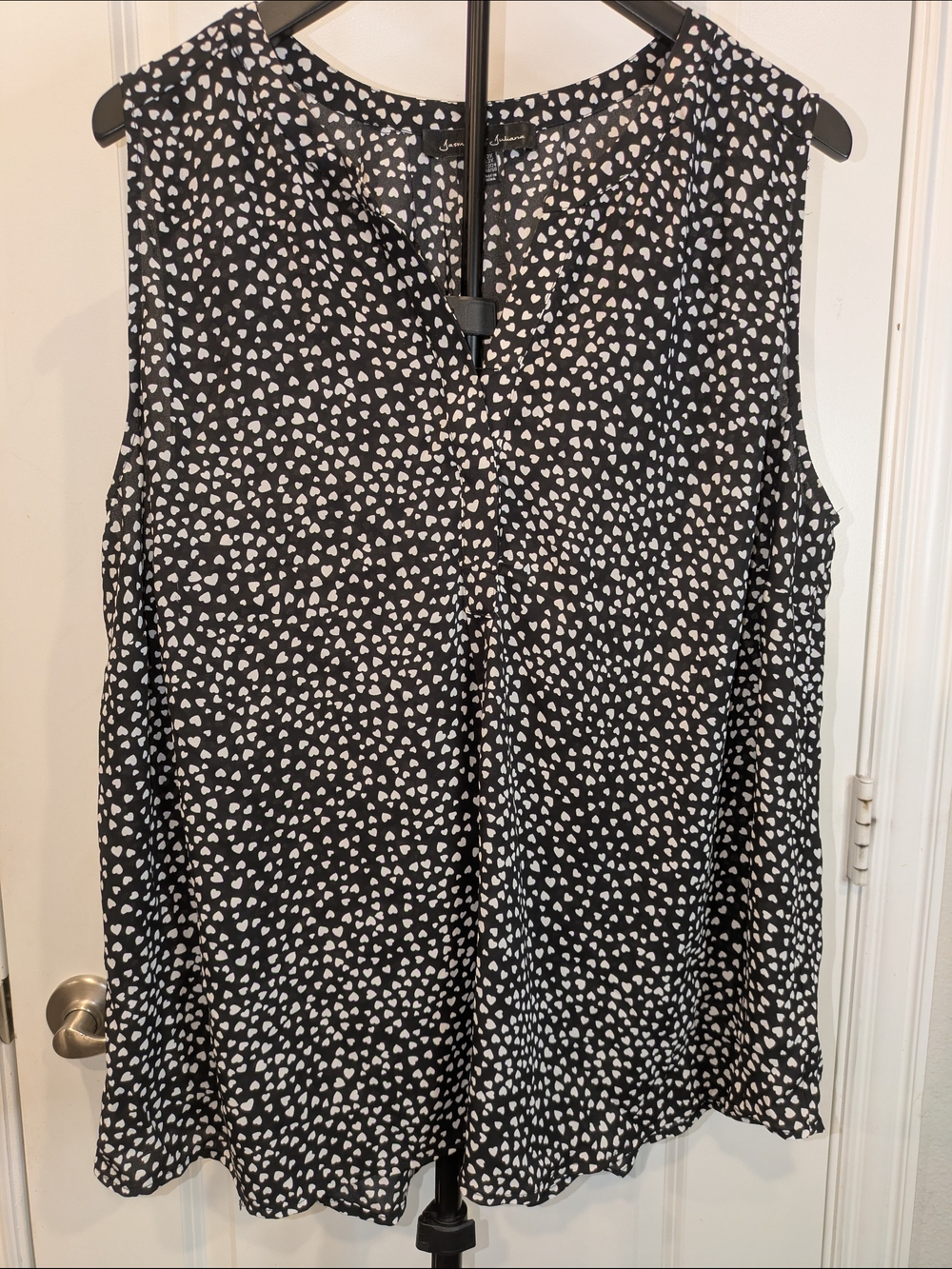 Jasmine & Juliana 2X Black Heart Print Sleeveless Split Neck Blouse Plus Size